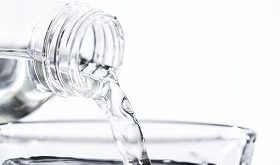 Trinkwasser entkalken Flasche und Glas