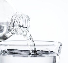 Trinkwasser entkalken Flasche und Glas